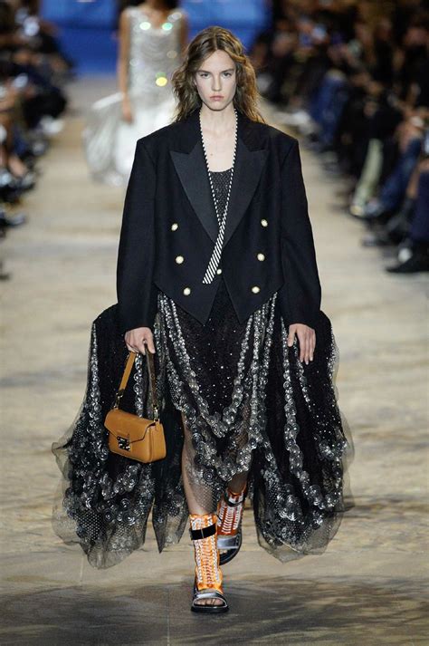 Review: Louis Vuitton Sends a Maximalist Message at Paris.